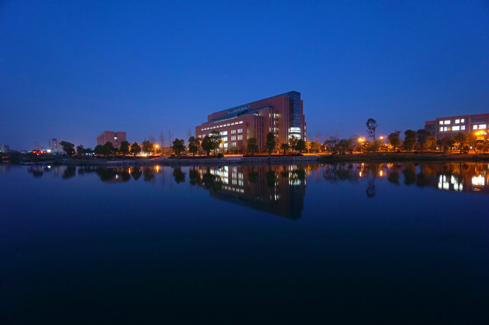 1431371565168039.jpg 图书馆夜景.jpg